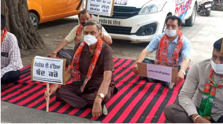 Read more about the article बंगाल हिंसा का जालंधर में विरोध शुरू, भाजपा नेता मनोरंजन कालिया समेत कार्यकर्ताओं ने लगाया धरना… पढ़ें पूरी खबर