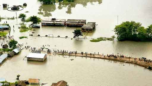 Read more about the article पश्चिम बंगाल में बाढ़ का कहर, ढाई लाख लोग हुए बेघर, 7 लोगों की गई जान
