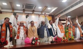 समाजवादी पार्टी को बहुत बड़ा झटका, रमा निरंजन समेत 4 एमएलसी भाजपा में शामिल