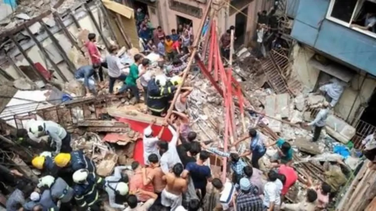 Read more about the article मुंबई में बड़ा हादसा, चार मंजिला इमारत गिरी, 3 की मौत, कई लोगों के मलबे में फंसे होने की आशंका