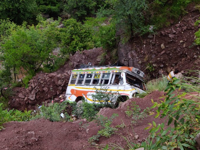 Read more about the article जम्मू-कश्मीर में हुआ भयानक हादसा खाई में गिरी बस, 8 लोग गंभीर घायल